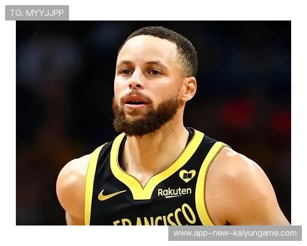 库里被拍到夜间打扫球场垃圾，简单举动被广泛传颂