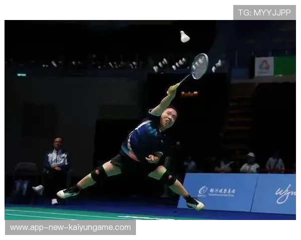 羽毛球鱼跃救球,落地尘土飞扬:激情与坚韧的运动瞬间 羽毛球鱼跃救球,落地尘土飞扬:激情与坚韧的运动瞬间