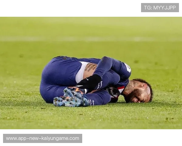 足球赛场恶意犯规频发引发热议，足球比赛恶意犯规致人受伤