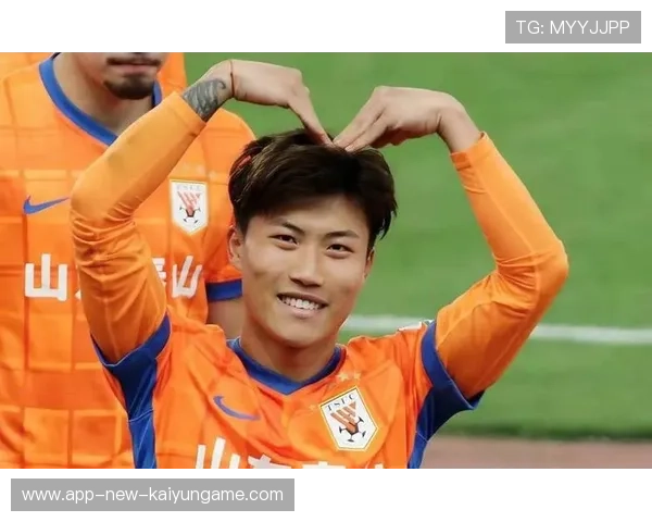 谢文能边路内切后分球,助攻队友完成禁区外轰门 谢文能边路内切后分球,助攻队友完成禁区外轰门